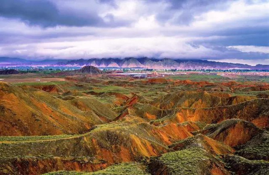 外交部发言人就甘肃相关评论文章发表观点